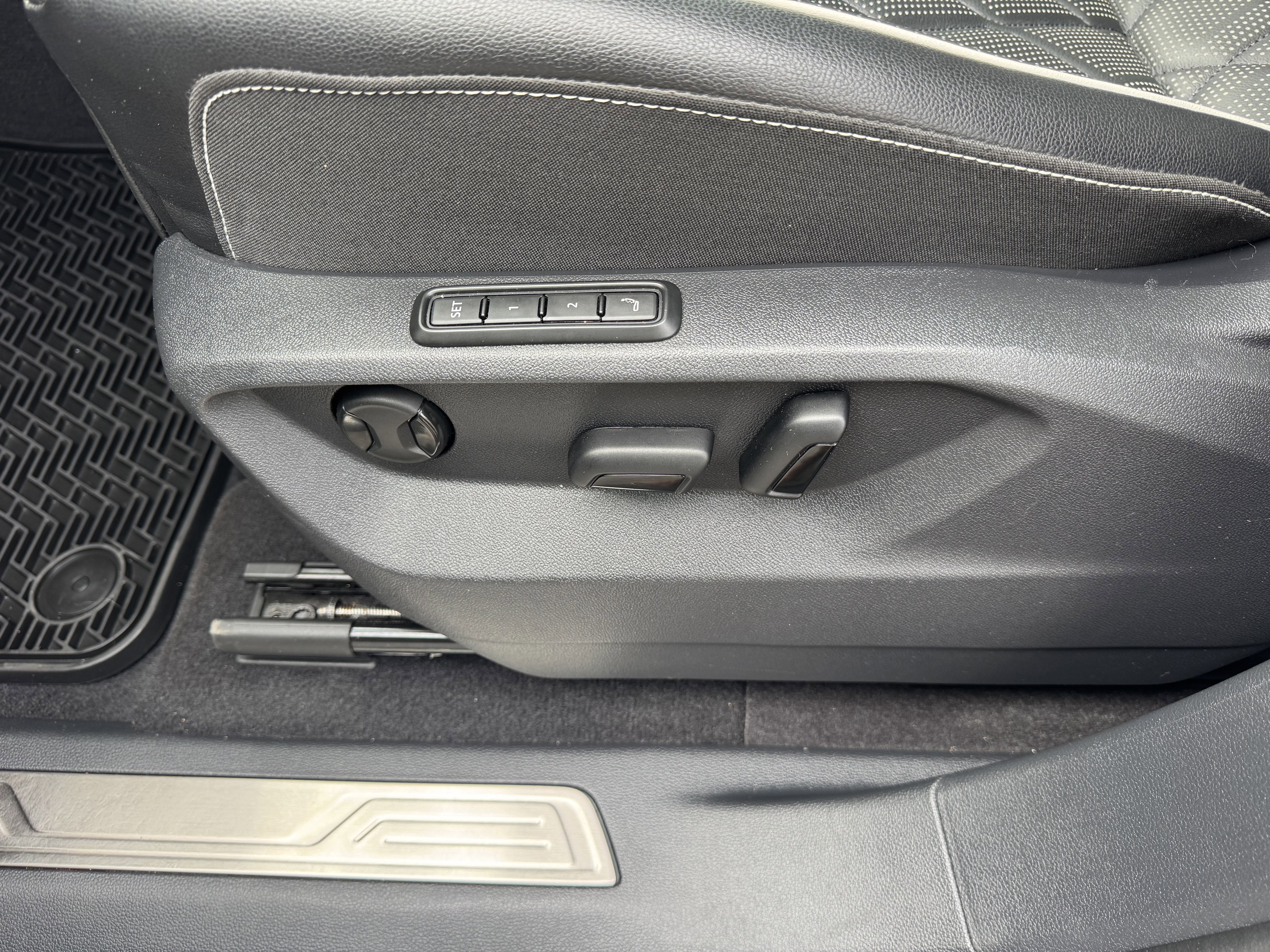 2025 Volkswagen Atlas 2.0T SEL Premium R-Line