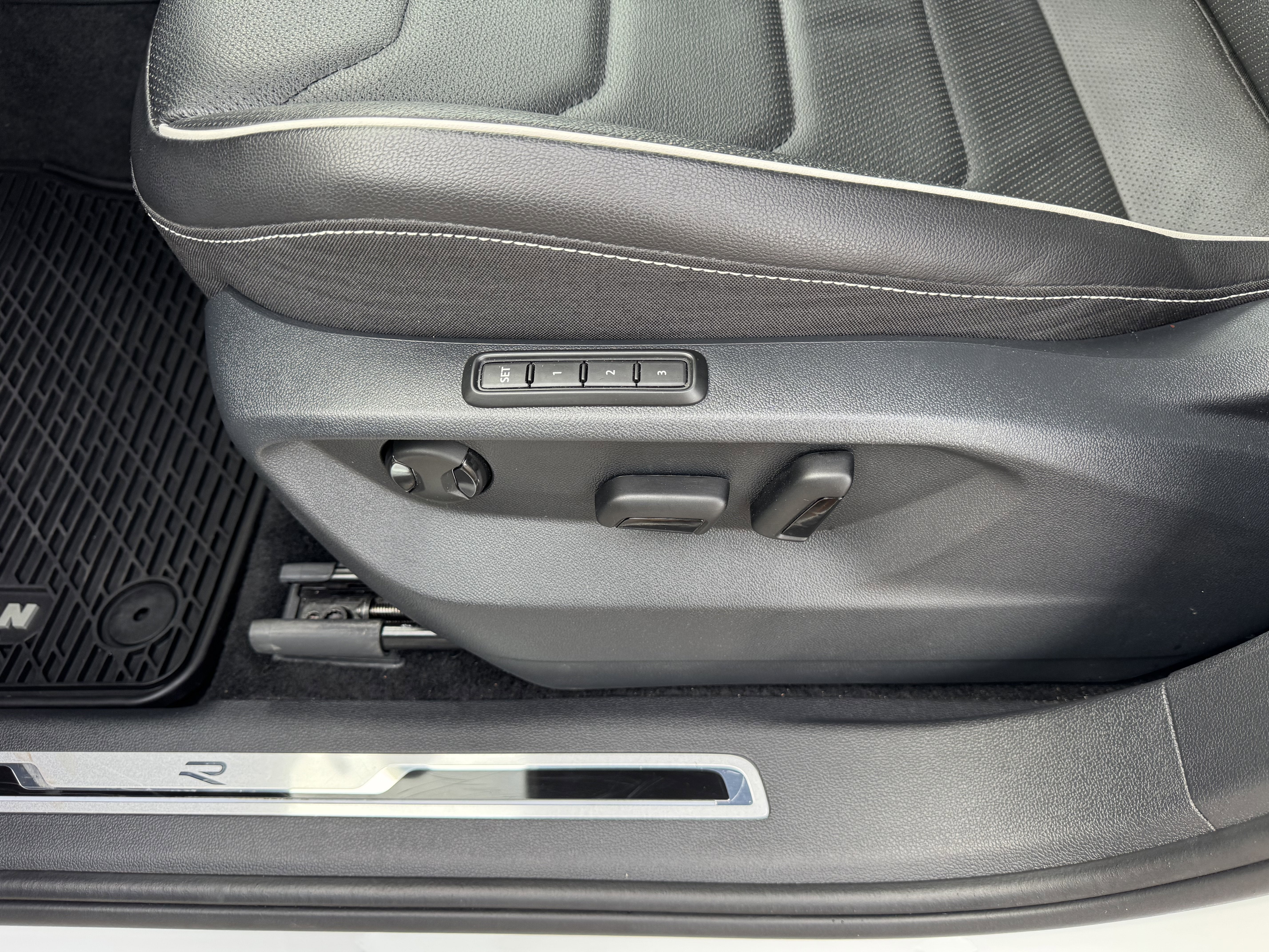 2024 Volkswagen Tiguan SEL R-Line