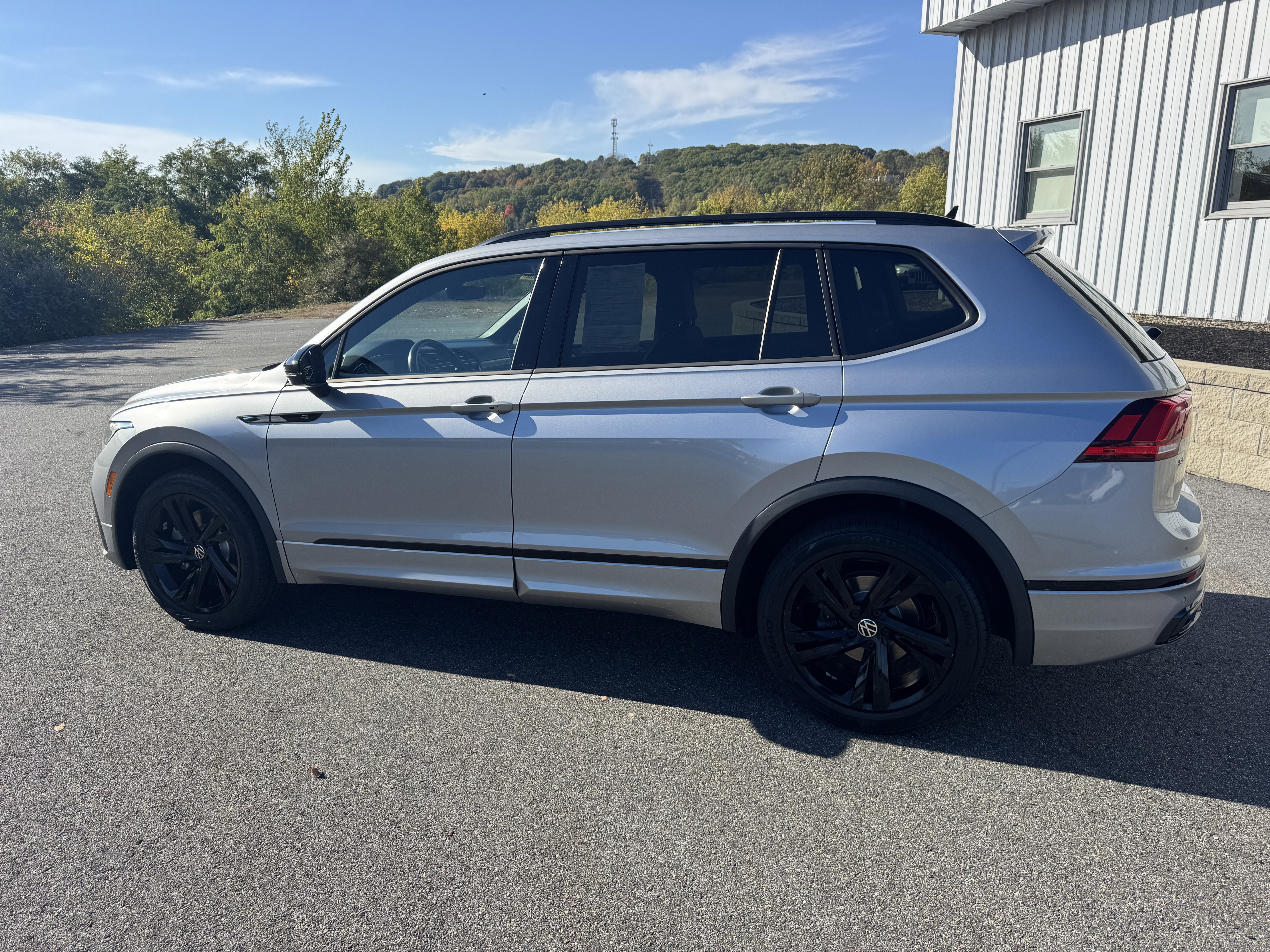 2023 Volkswagen Tiguan SE R-Line Black
