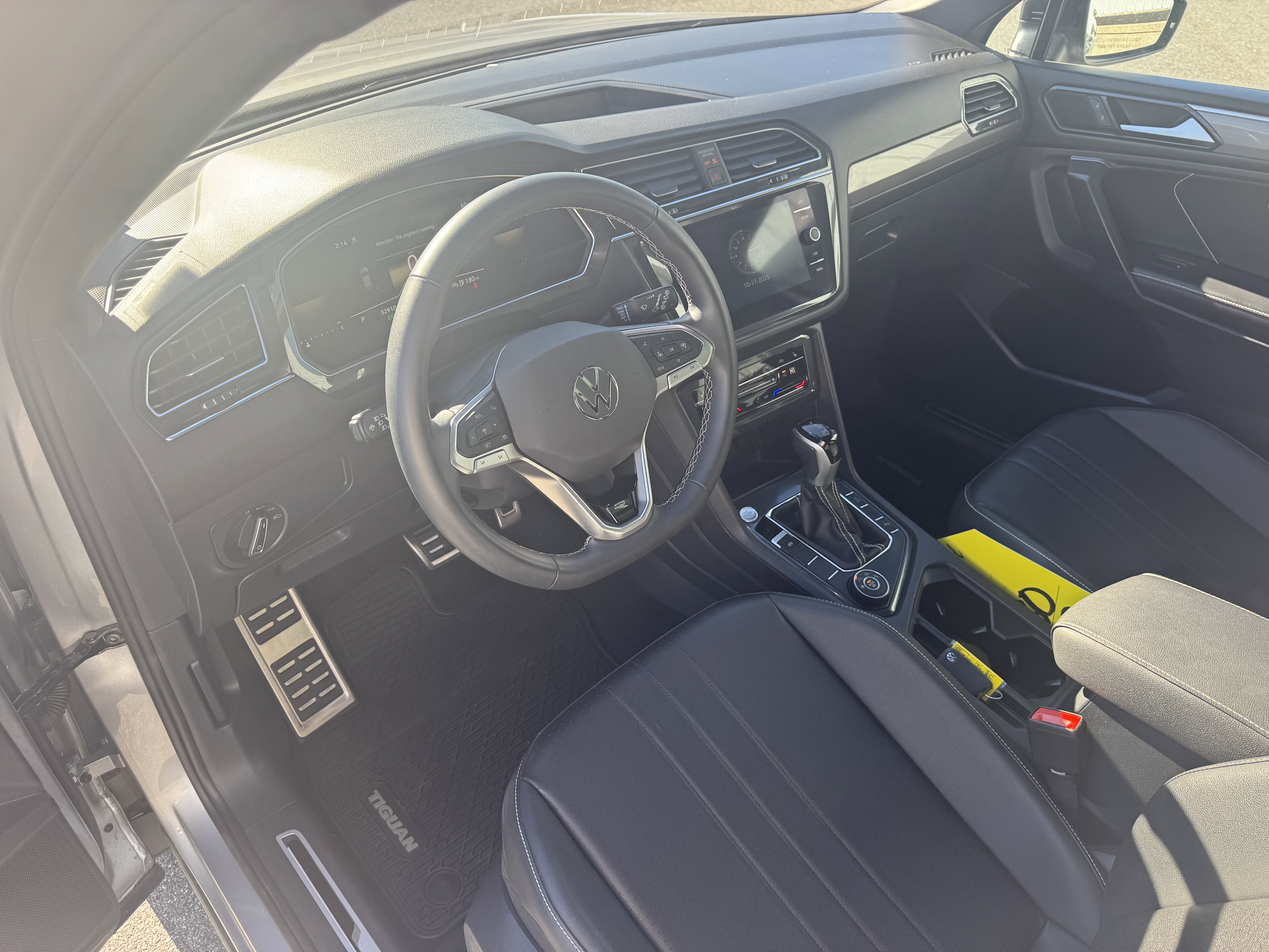 2023 Volkswagen Tiguan SE R-Line Black