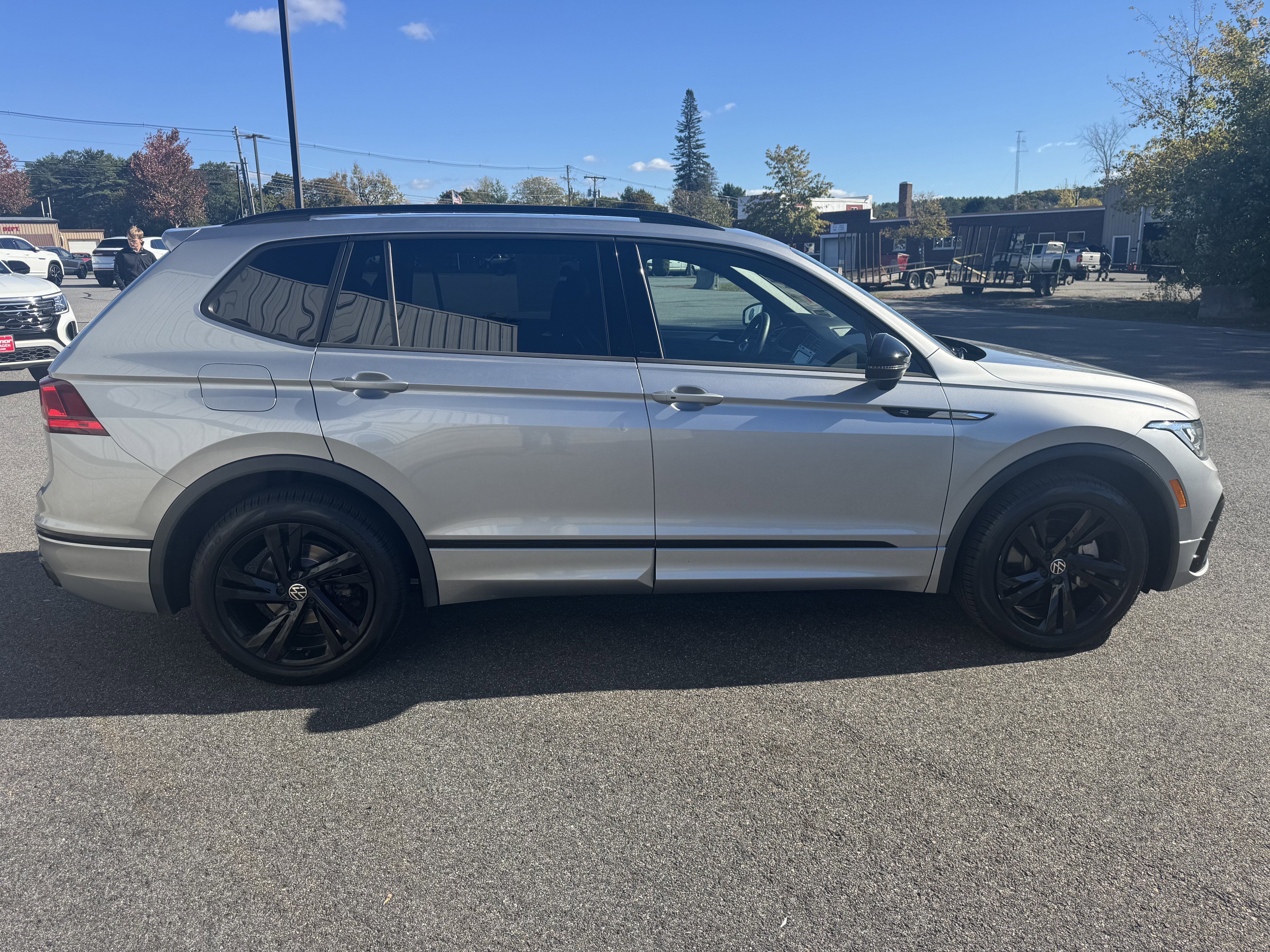 2023 Volkswagen Tiguan SE R-Line Black