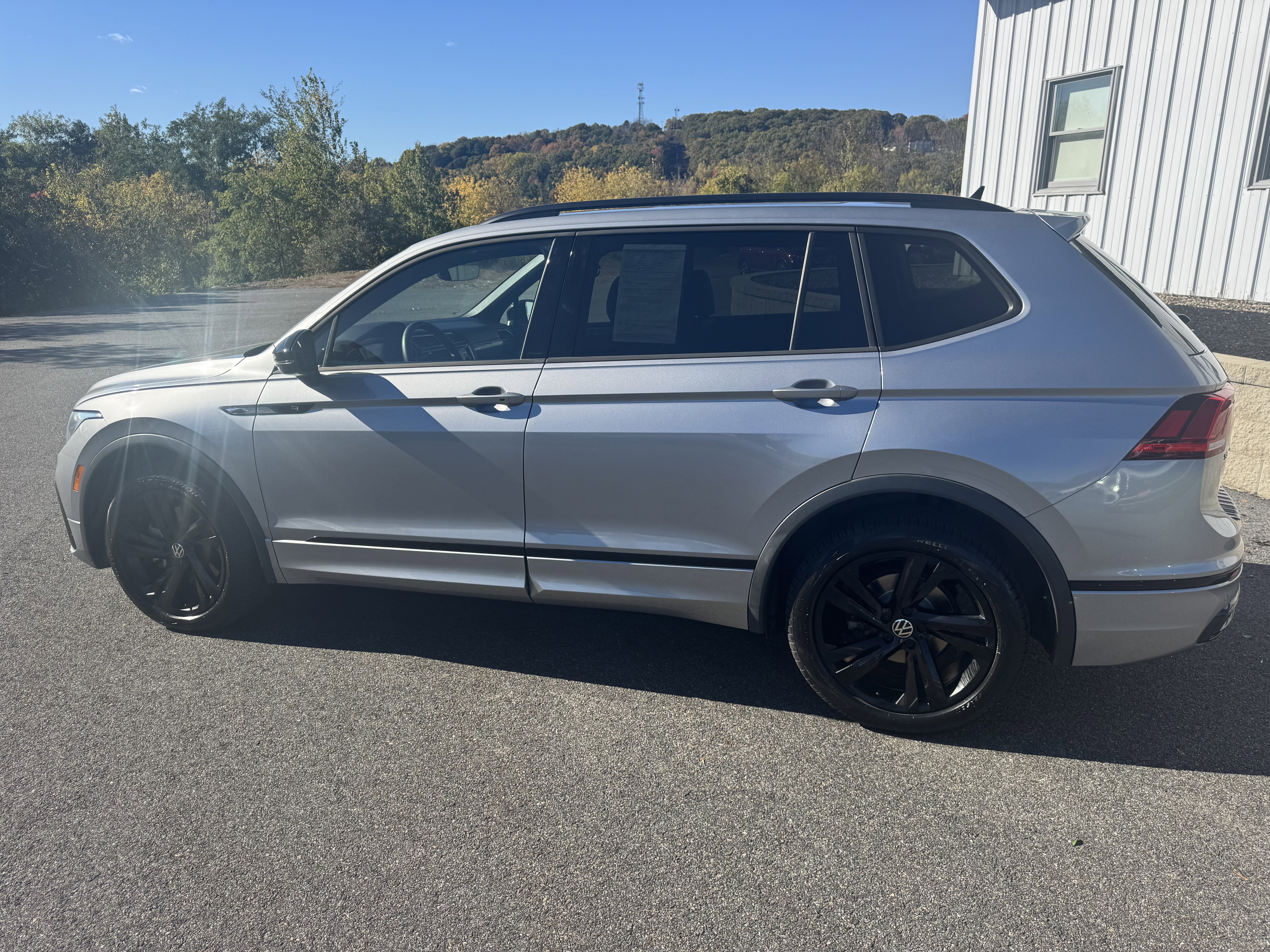 2023 Volkswagen Tiguan SE R-Line Black